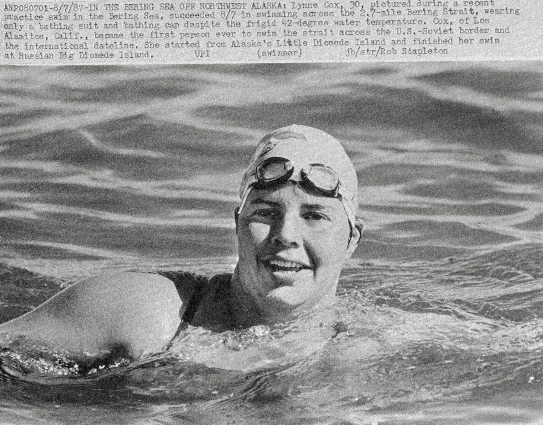 Lynne Cox, de Los Alamitos, na Califórnia, foi a primeira pessoa a nadar o estreito na fronteira entre os EUA e a União Soviética, cruzando a Linha Internacional de Data