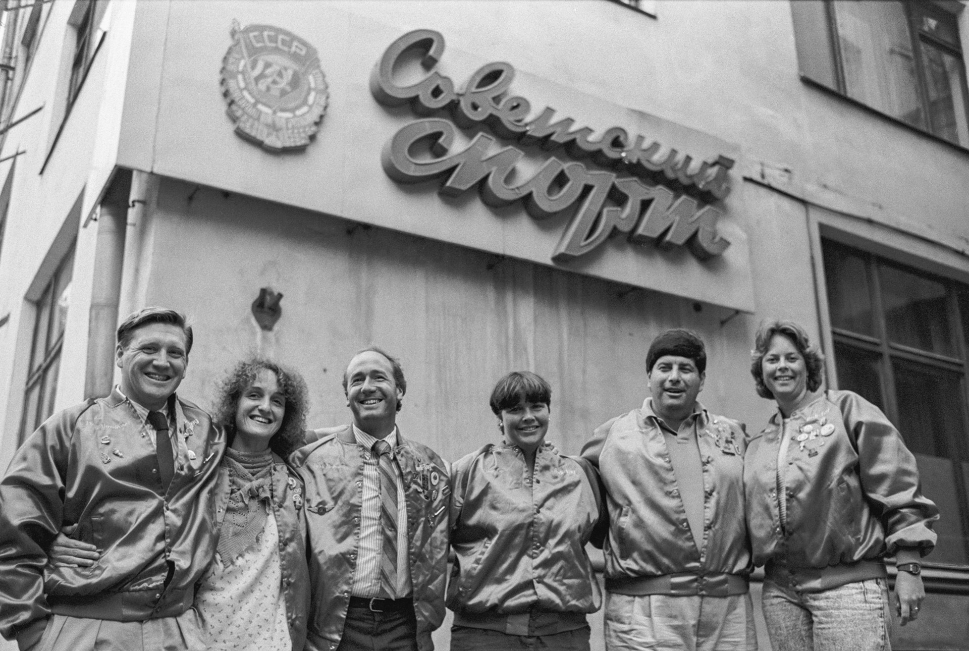 Lynne Cox (centro) e sua equipe em Moscou, em 30 de agosto de 1988
