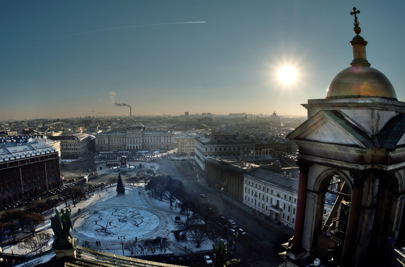 Vista del palacio Mariinski (que alberga la Asamblea Legislativa) desde la columnata de la catedral de San Isaac en San Petersburgo.