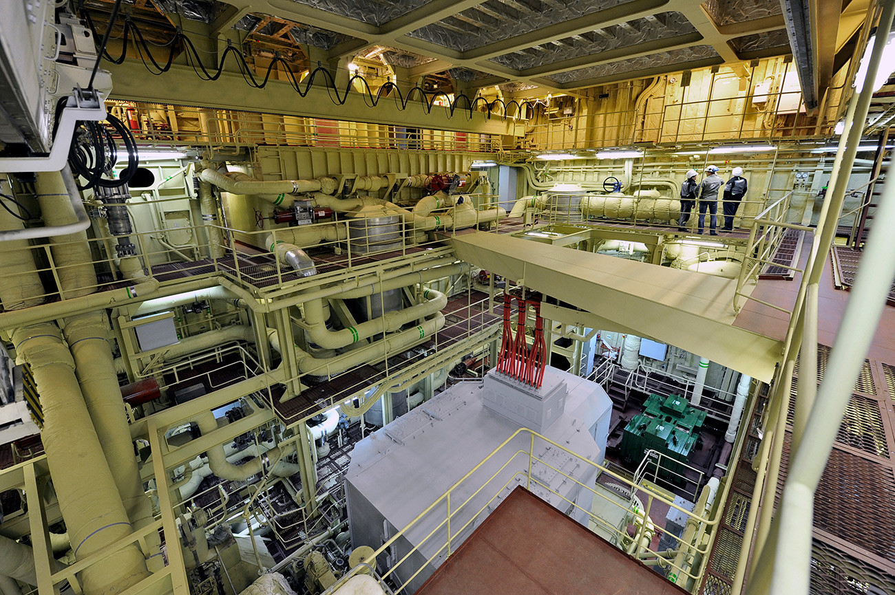 Запослени у машинском погону плутајуће нуклеарне електране „Академик Ломоносов“.