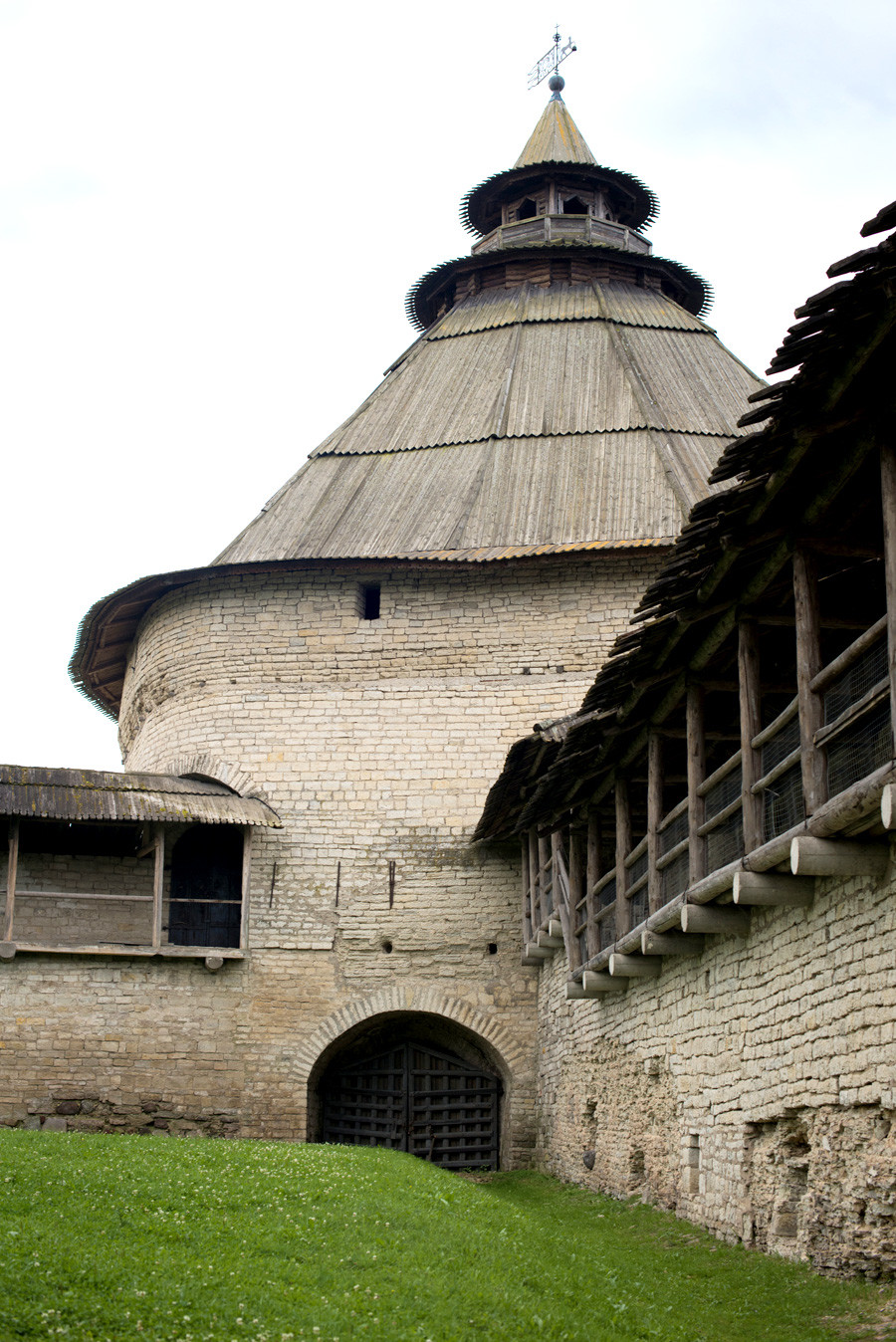 Комплекс от сгради в крепостта на Външния град в Псков: Покровска кула, XV век
