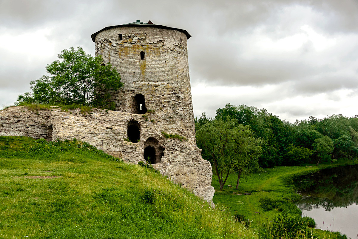 Комплекс от сгради на крепостта на Външния град в Псков: Кулата Гремячая, XVI век
