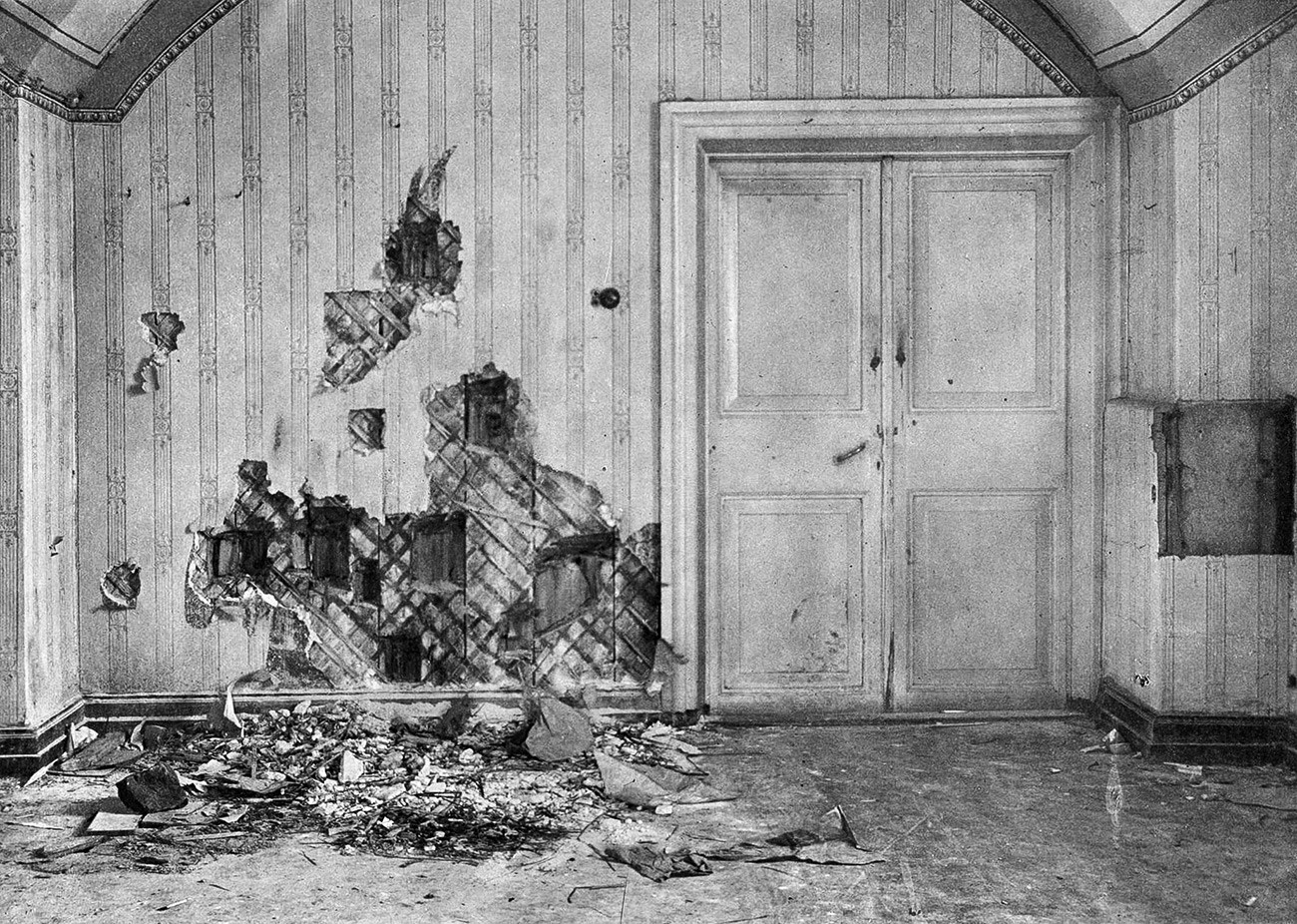 Стена в Ипатиевата къща в Екатеринбург, където е разстреляно царското семейство.