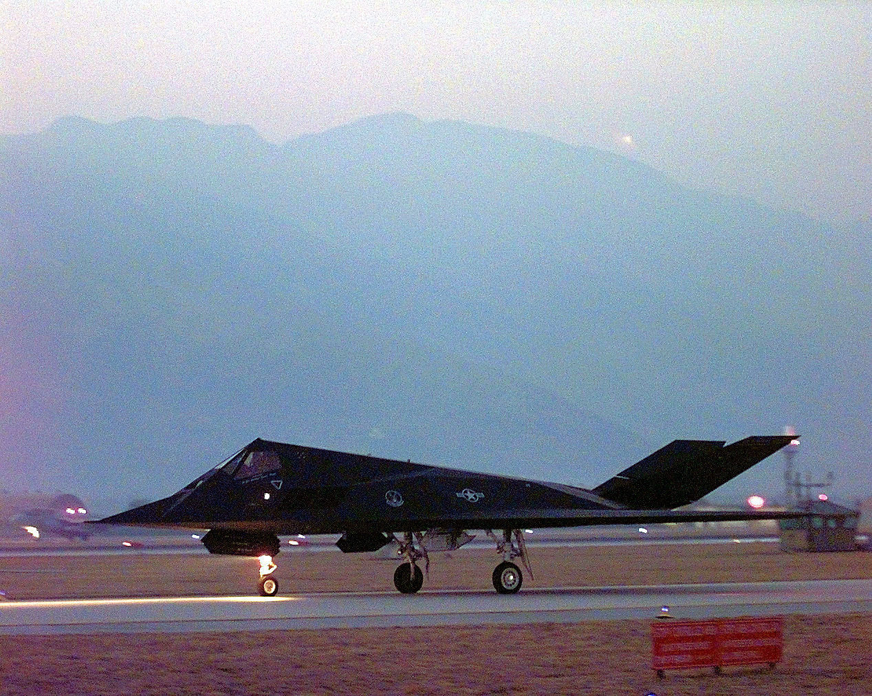 F-117 ‘Falcão Noturno’ na base aérea de Aviano (Itália), em 24 de março de 1999