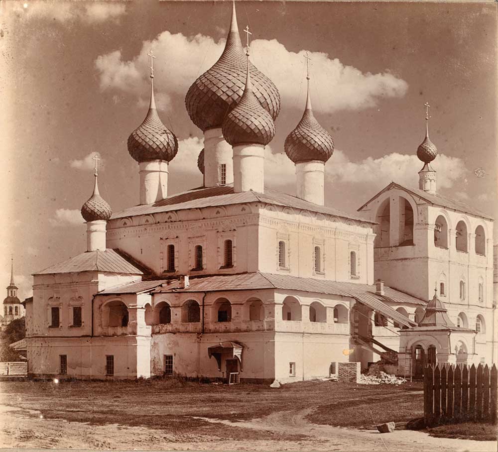 Uglich. Resurrection Monastery, northwest view. From left: Cathedral of the Resurrection with attached Archangel Michael Chapel, belfry. Summer 1910.