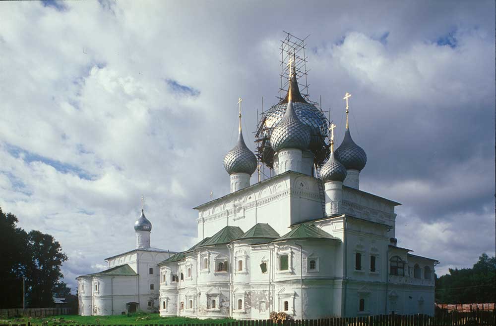 Resurrection Monastery. Cathedral of the Resurrection with attached Archangel Michael Chapel, northeast view. Background: Church of Smolensk Icon of the Virgin. July 16, 2007.