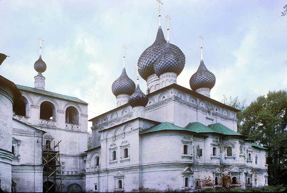 Resurrection Monastery. Cathedral of the Resurrection with attached St. James Chapel, southeast view. Left: belfry with Church of St. Mary of Egypt. August 9, 1991.