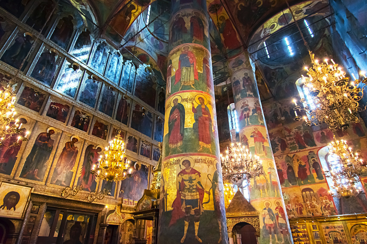 Interior da Catedral da Dormição, em Moscou.