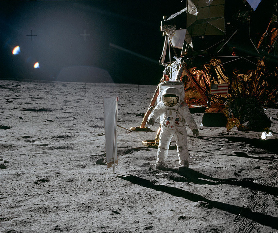 Аполлон-11, Базз Олдрин у экрана коллектора солнечного ветра