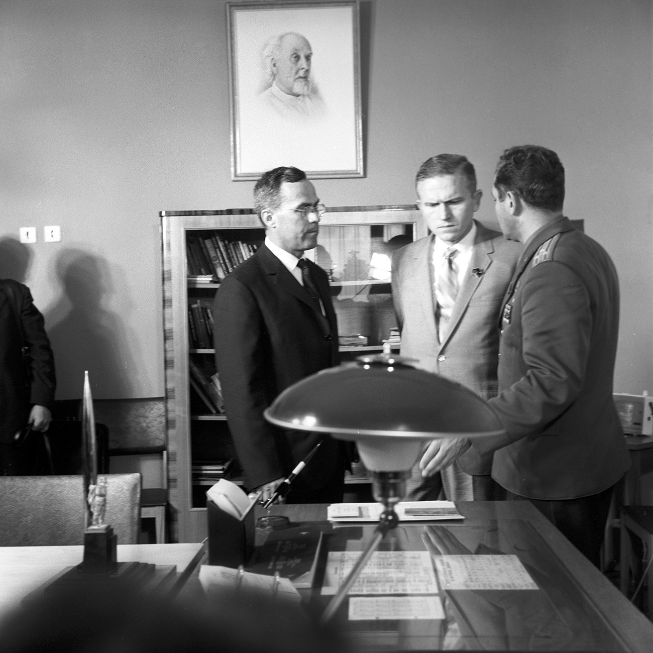 Sovjetski kozmonavt German Titov (desno) in ameriški astronavt Frank Borman (v sredini) v kabinetu muzeja Jurija Gagarina, Zvezdno mesto, 1. julija 1969