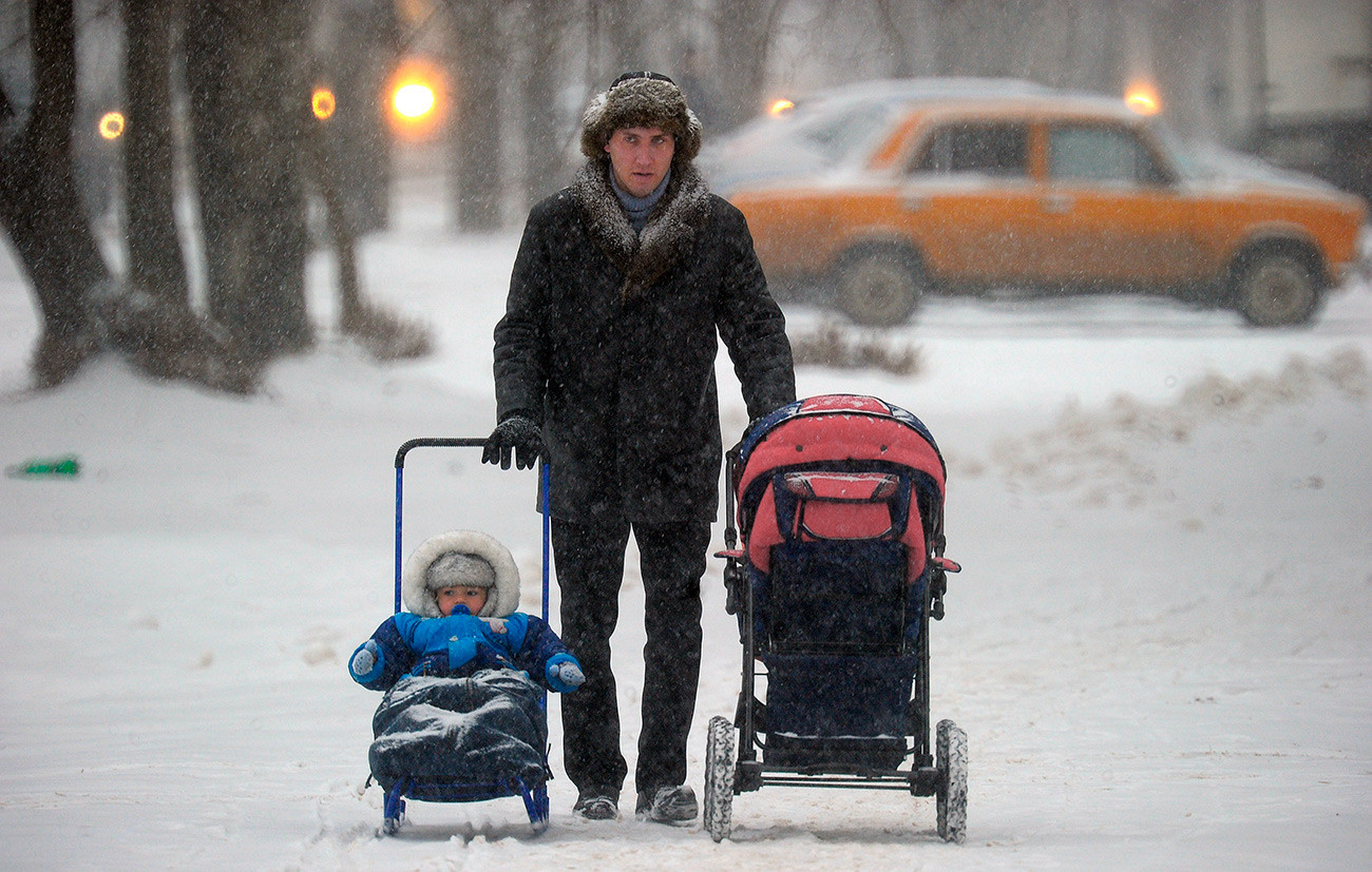 Житель Ярославля во время прогулки с детьми.