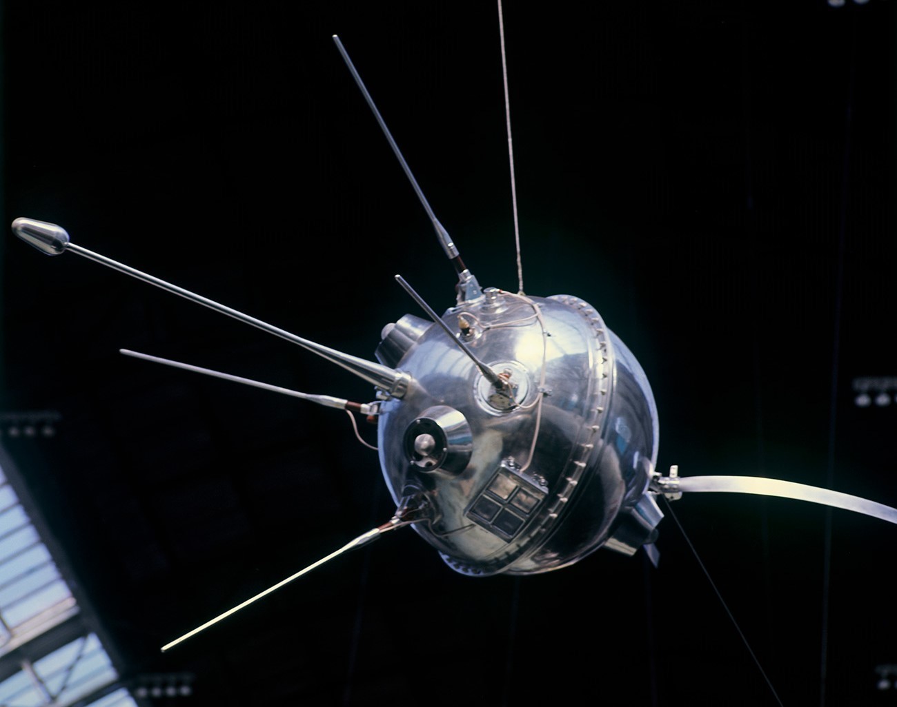 Интерпланетарната станица „Луна 1“ во павилјонот „Космос“ на изложбениот комплекс ВДНХ.


