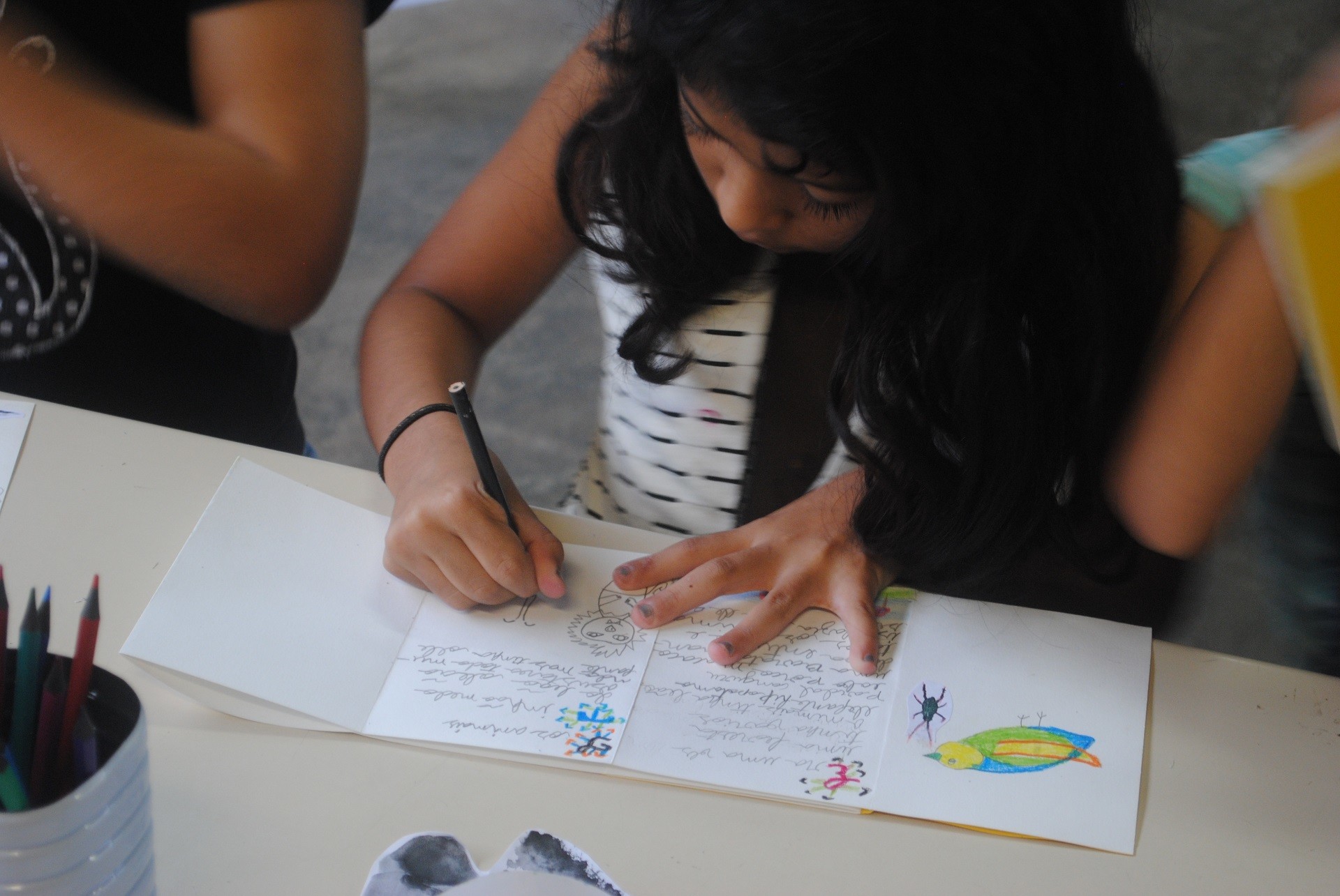 Crianças da EMEF Vaz Caminha, em Iguape (SP), participam de oficina da Kalinka durante o FLI (Festival Literário de Iguape). 