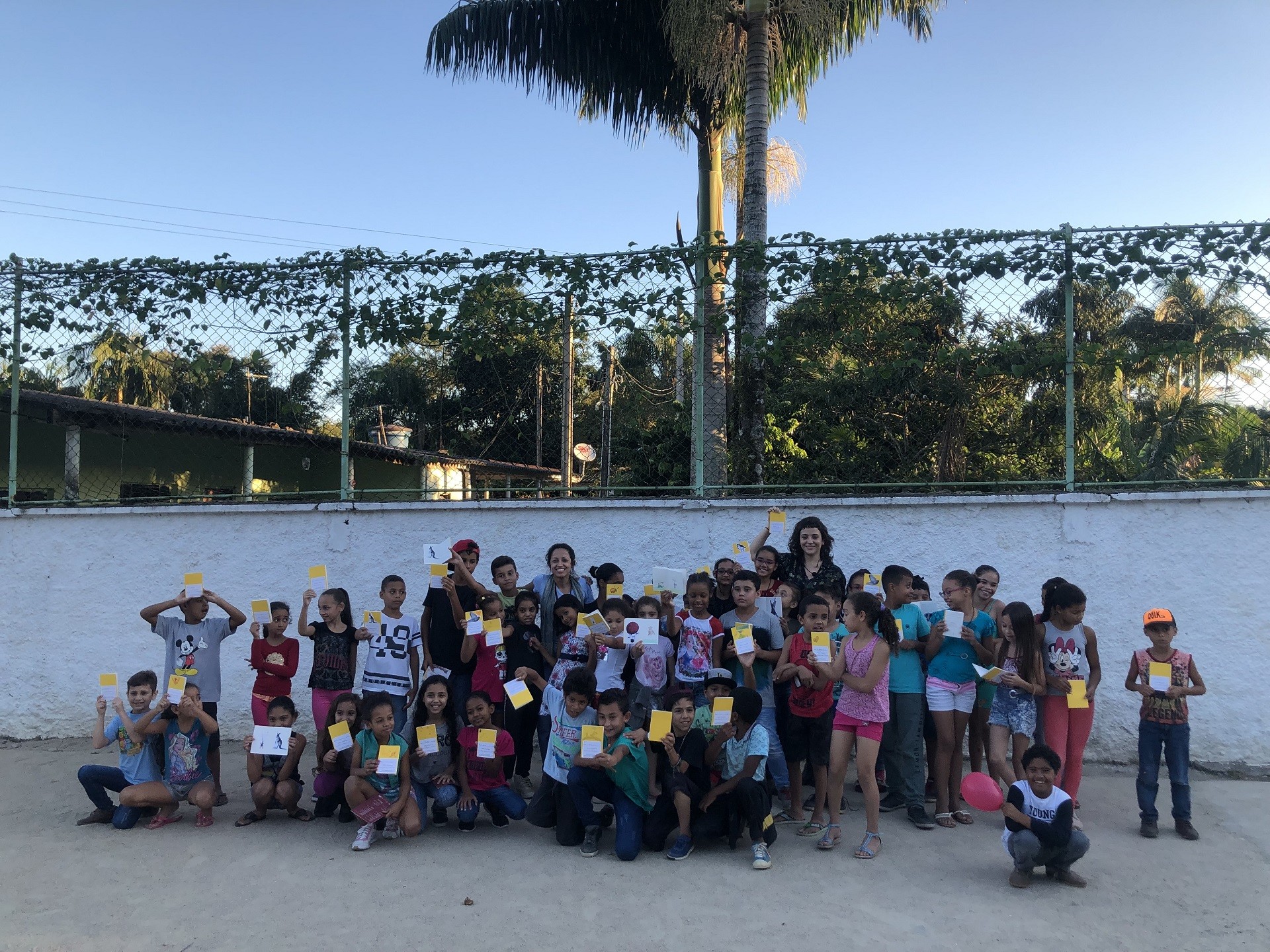 Crianças da Escola Municipal Pé da Serra, em Iguape (SP), participam de oficina da Kalinka durante o FLI (Festival Literário de Iguape). 