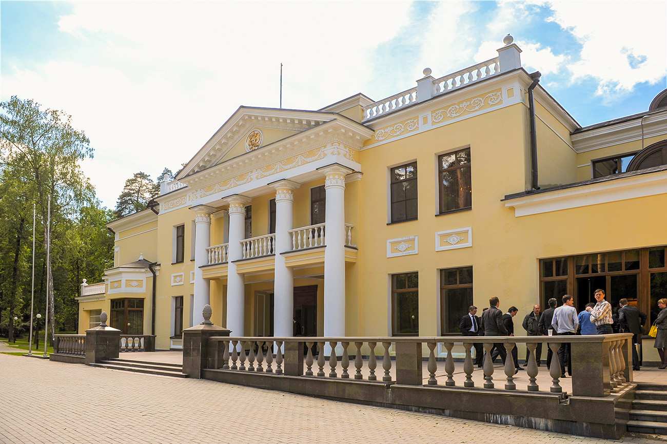 Rumah utama di kompleks kediaman Novo-Ogaryevo.