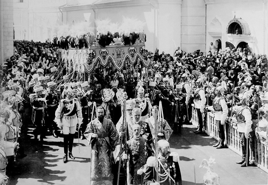 Cerimônias durante a coroação de Nikolai 2°.