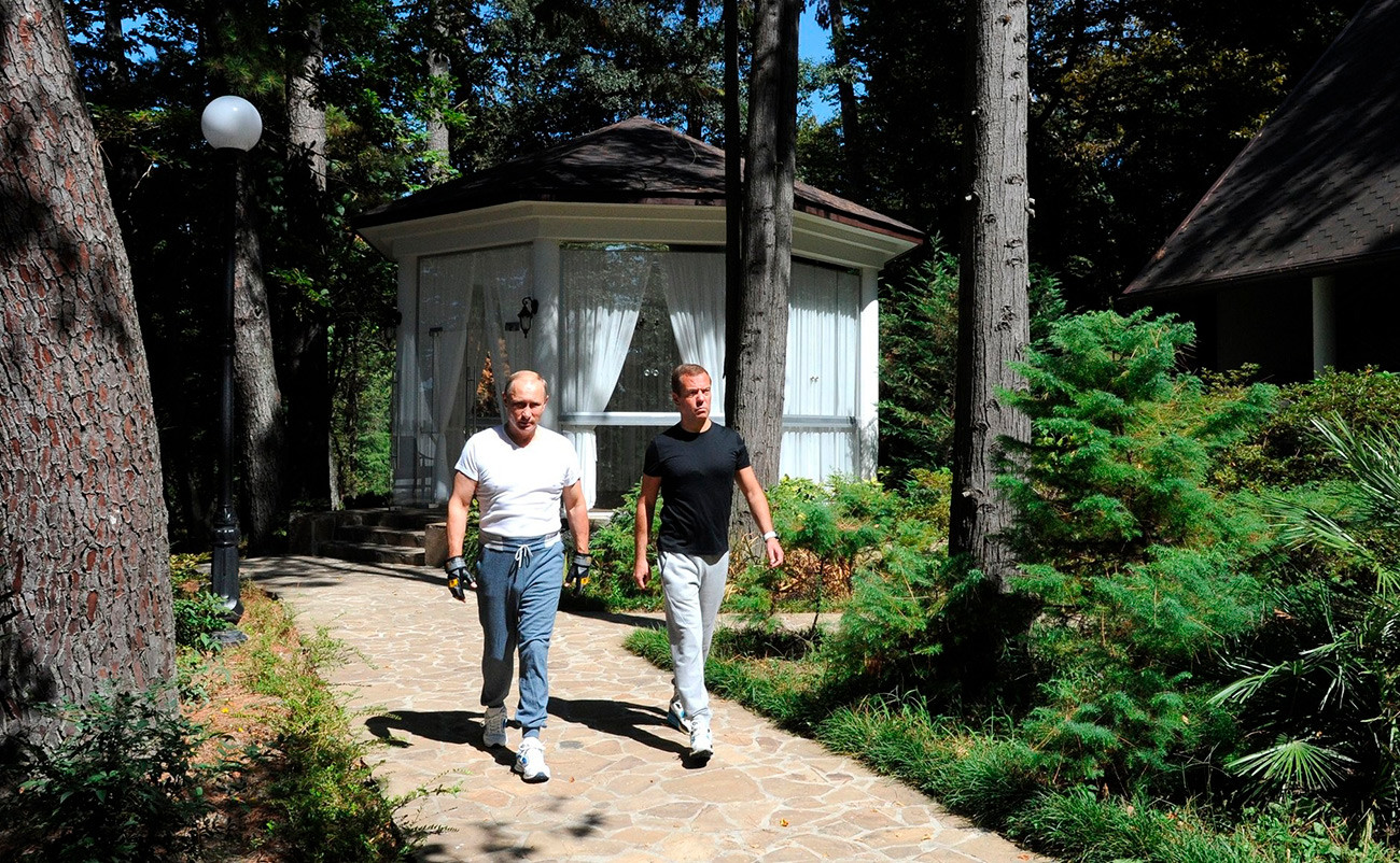 Vladímir Putin and Dmitri Medvédev en la residencia Bocharov Ruchéi en Sochi