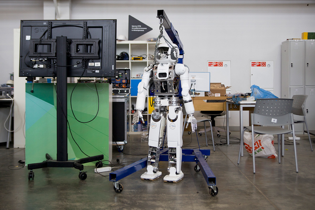 Archi, robot yang dikembangkan di lab universitas.