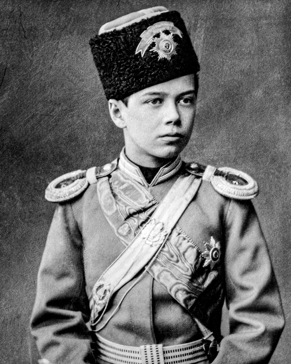 ロシア軍の軍服を着ている13才のニコライ2世。1890年。