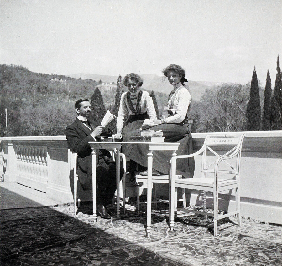 Gilliard with Olga and Tatiana at the Livadia Palace in 1911.
