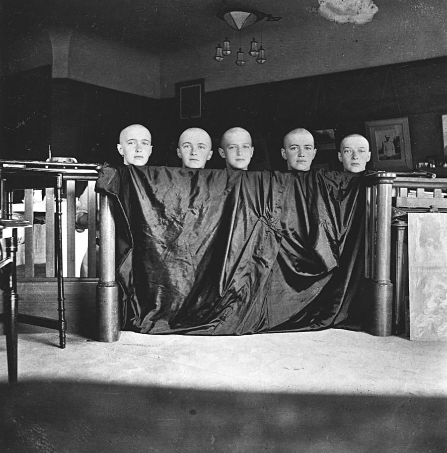 A photo of royal children with their heads shaved, during the measles epidemic, made by Gilliard. Empress Alexandra didn't like the photo, considering 'bodiless' heads a bad omen.