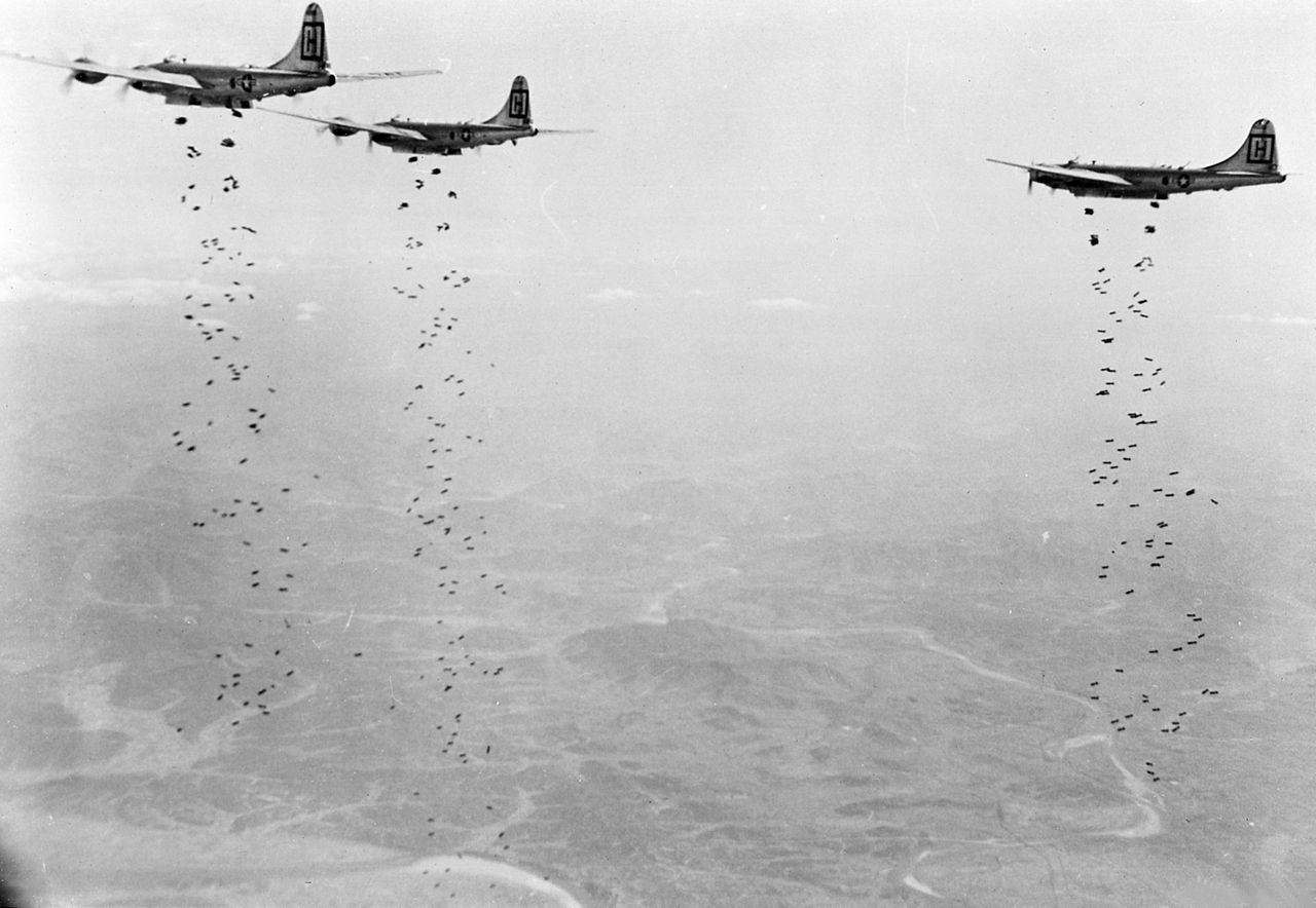 Bombarderos B-29 atacando objetivos en Corea, 1951.