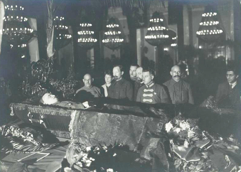 Sowjetführer am Sarg mit Lenins Leiche, Januar 1924.