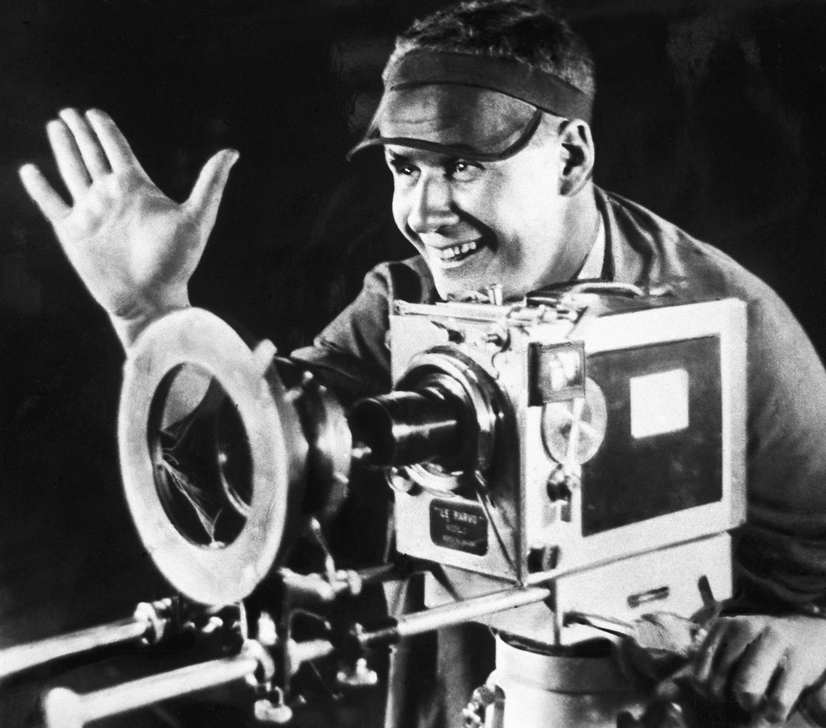 Der sowjetische Filmregisseur Sergei Eisenstein während der Dreharbeiten von „Die Generallinie“ (oder „Das Alte und das Neue“), 1926.