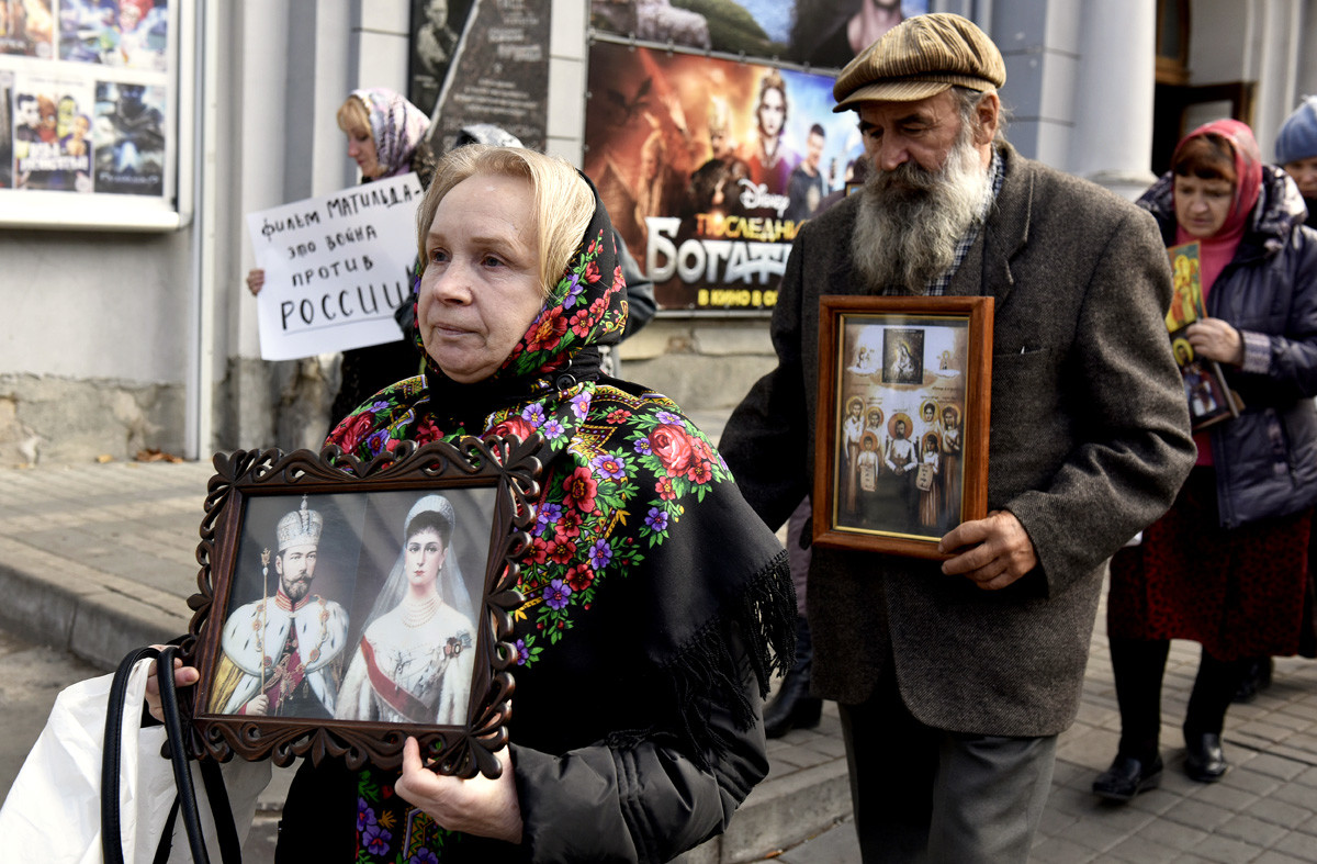 Pengunjuk rasa di Simferopol menentang film Matilda