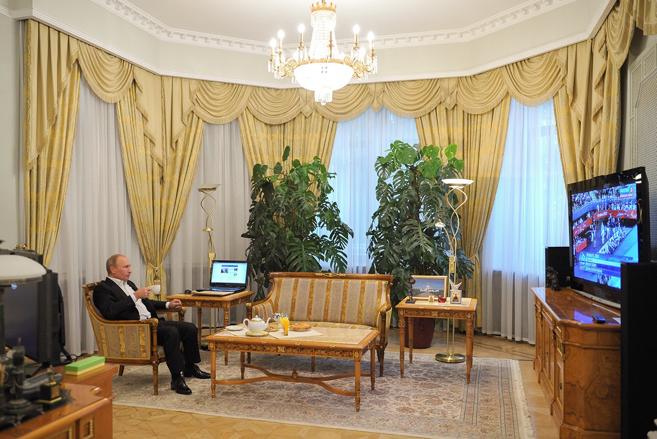 プーチン大統領が2012年 ロンドンパラリンピックの柔道の試合を見ている。ノヴォ・オガリョヴォにて。