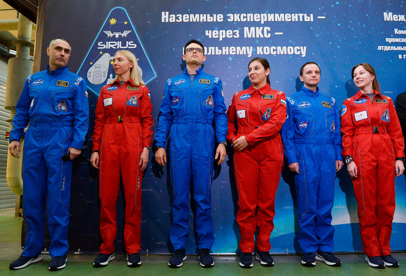Участники эксперимента по моделированию полета на Луну SIRIUS-19, слева направо: Евгений Тарелкин, Анастасия Степанова, Рейнхолд Повилаитис, Дарья Жидова, Аллен Миркадыров и Стефания Федяй