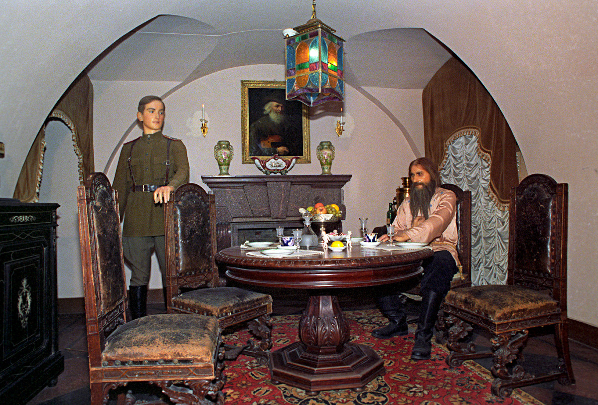 Voštane figure Feliksa Jusupova i Grigorija Rasputina u podrumu dvorca, dio povijesne izložbe 