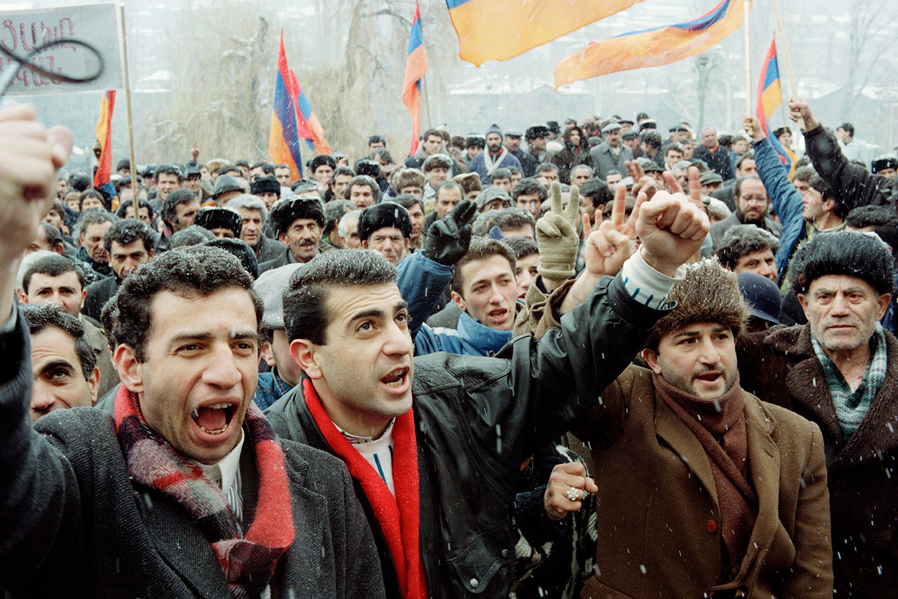 Народ окупљен у Јеревану протестује против агресије Азербејџана у јерменској енклави у Нагорно-Карабаху.