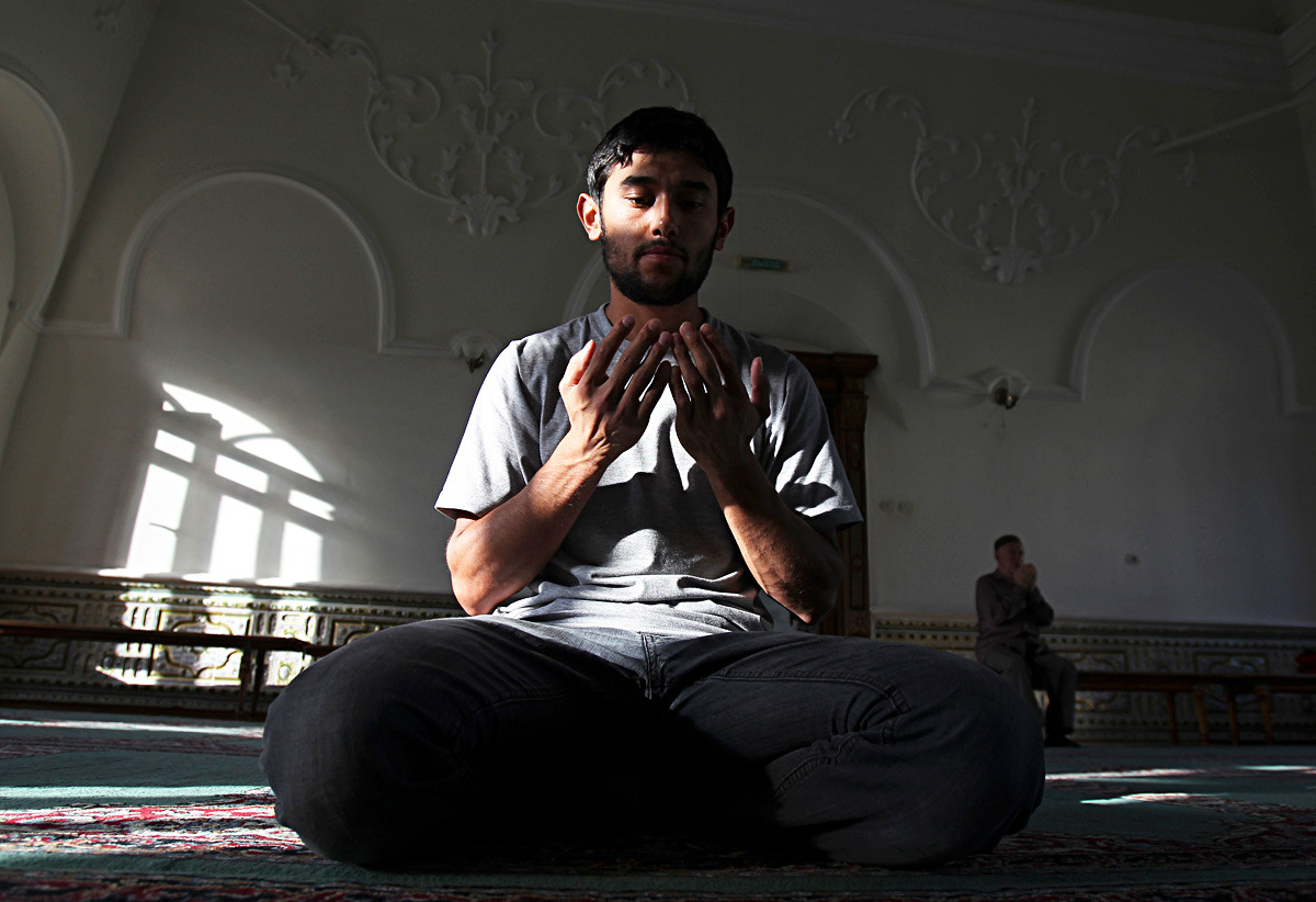 アリ・マルジャニ・モスクで祈りをする男性。
