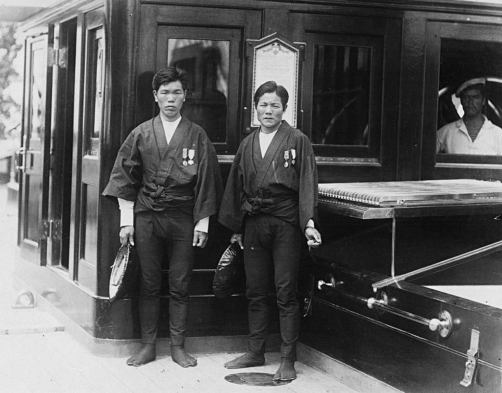 Рикше које су Николају спасиле живот, (лево) Китагаичи Ичитаро и Мукохата Џисабуро.