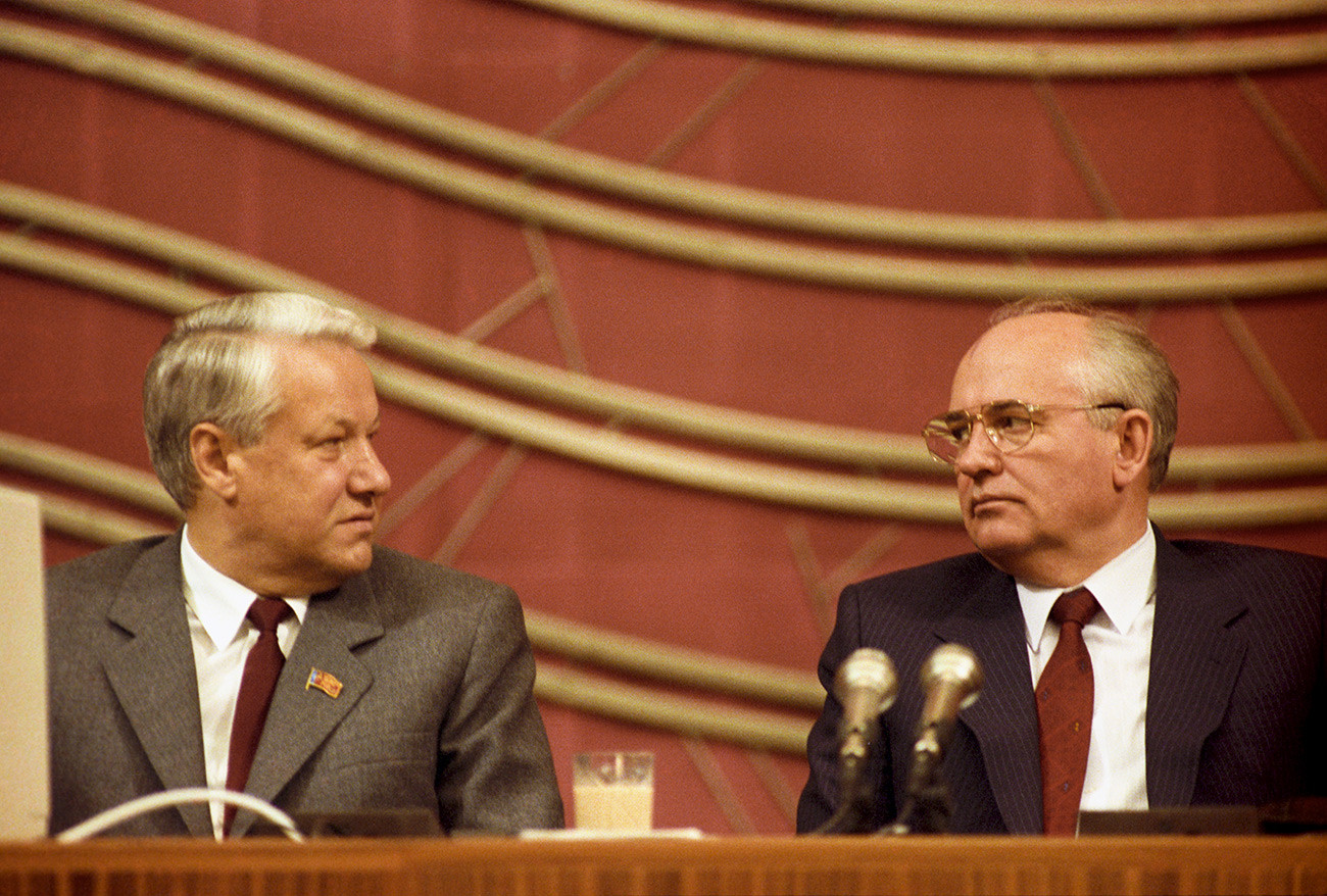 Boris Yeltsin and Mikhail Gorbachev facing each other.