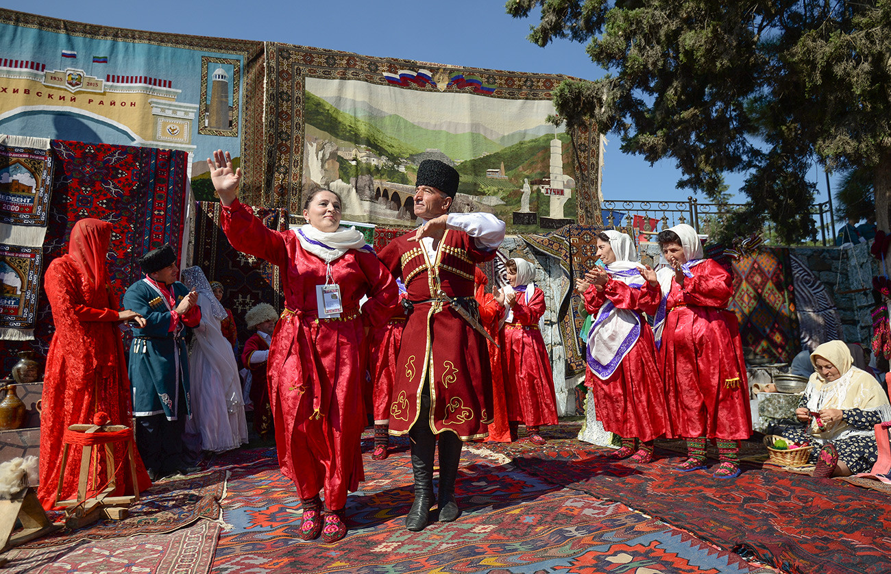 Участники фестиваля национальных культур и подворий народов Дагестана на площади Свободы в рамках празднования 2000-летия Дербента