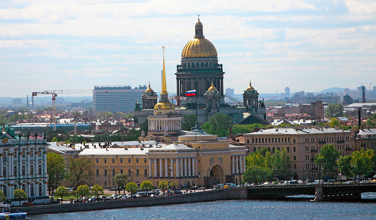 Katedrala sv. Izaka i Admiralitet, pogled sa zvonika Petropavlovske tvrđave.

