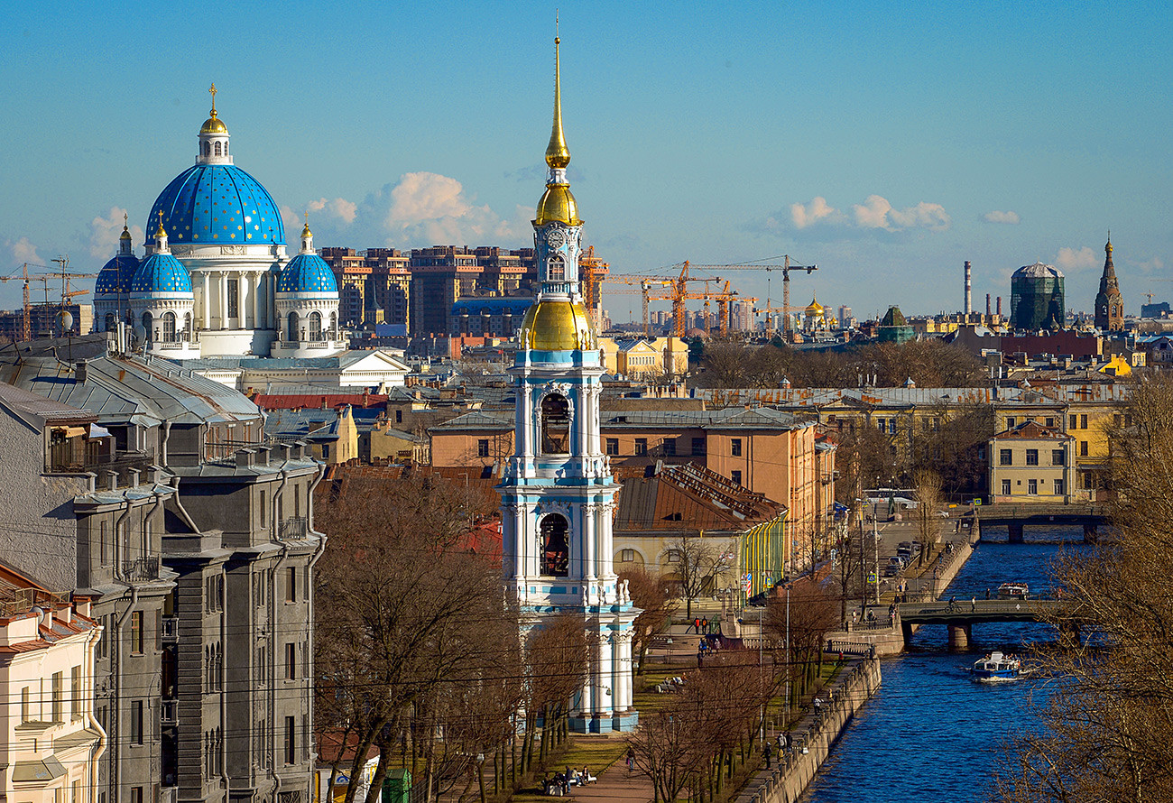 Pogled s krova nove zgrade Državnog akademskog Marijinskog teatra u Sankt-Peterburgu.