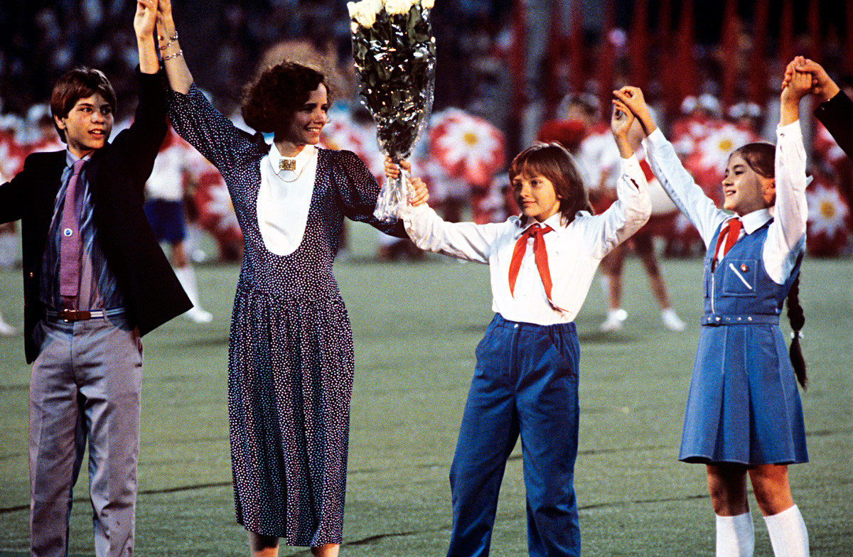 Jane Smith (second on the left), mother of the died U.S. peace envoy Samantha Smith and Katya Licheva (second right) participate in the opening ceremony of I Goodwill Games in Moscow.