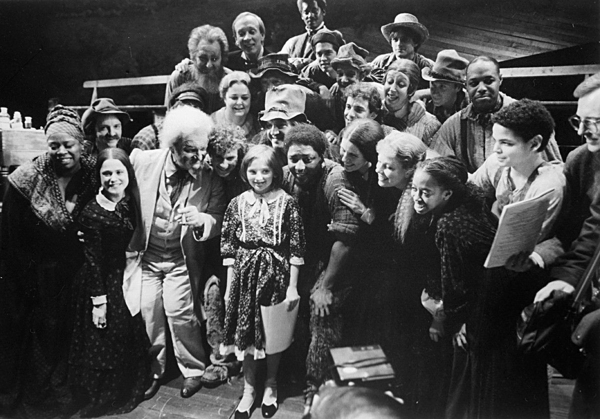 Katia Lytcheva avec des comédiens du théâtre de Broadway.