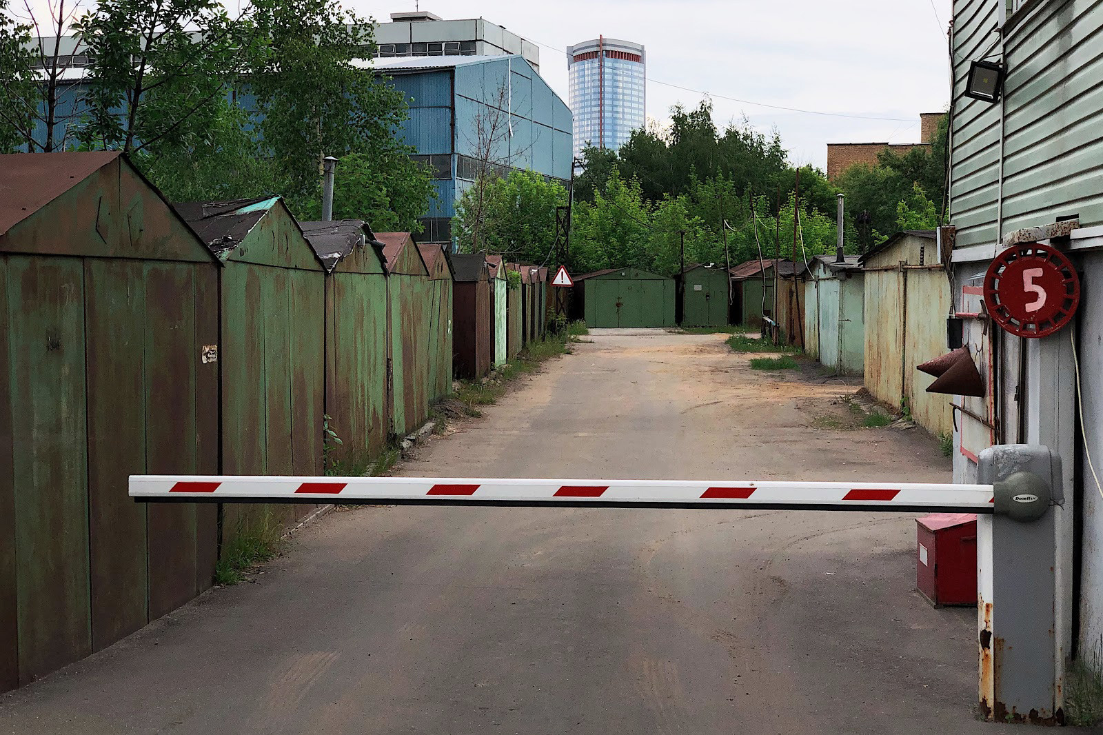 Calle del Mariscal Sháposhnikov, un garaje cooperativo en la planta de Znamia Trudá.