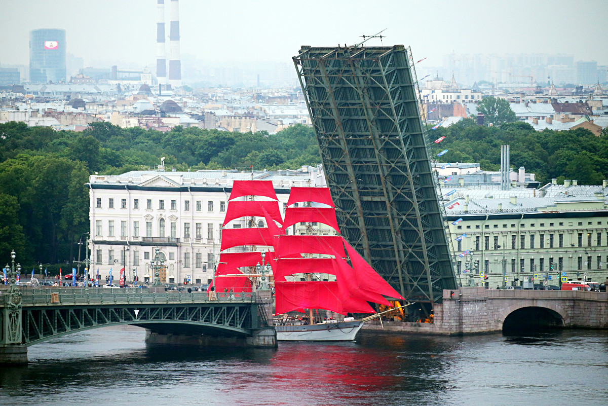 Le Tre Kronor navigue sur la Neva durant une répétition du festival Voiles écarlates, en 2018.