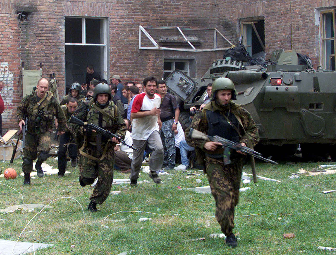 Des otages s'enfuyant de l'école de Beslan.