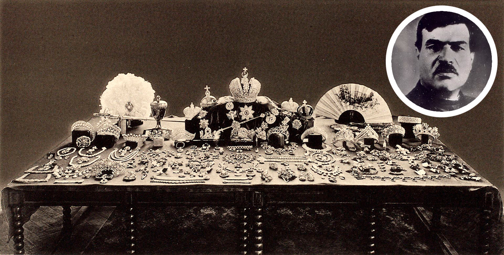 Photographie prise en 1922 par la commission soviétique, présentant la plupart des bijoux impériaux collectés. On y retrouve 13 diadèmes et bandeaux, 4 couronnes, un sceptre, une orbe crucigère, etc, amenés au Kremlin de Moscou en 1914 depuis Petrograd (actuelle Saint-Pétersbourg). Iakov Iourovski.