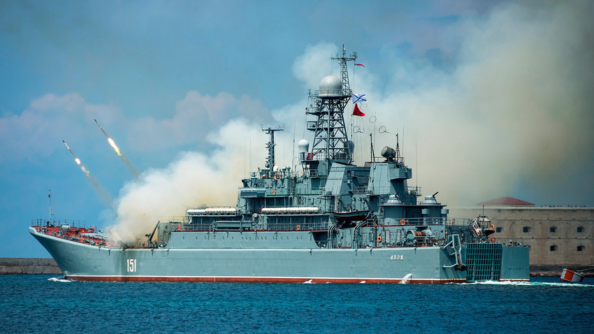 Големиот десантен брод „Азов“