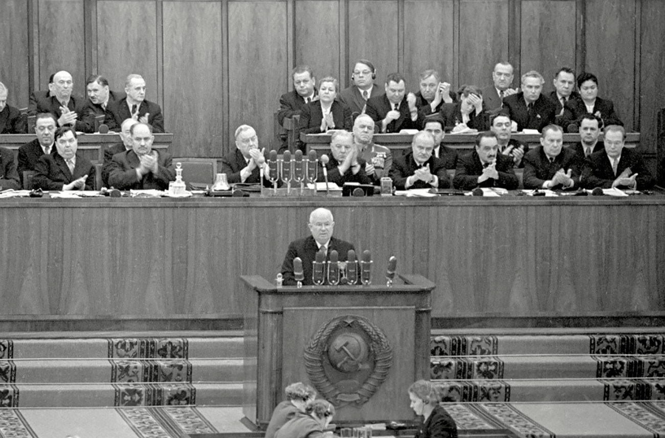 Khruschov discursa no 20º Congresso do Partido Comunista da URSS.