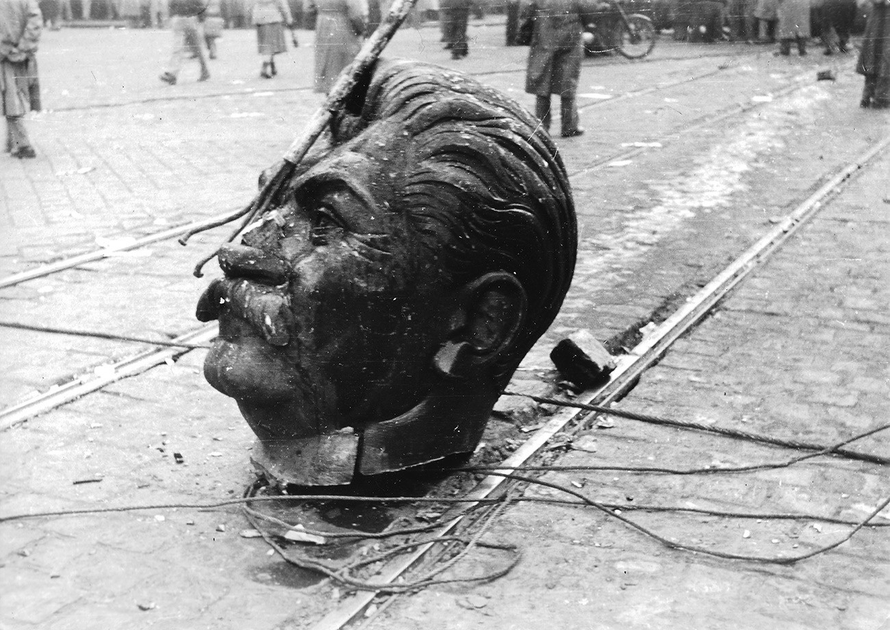 Monumento de Stálin derrubado em Budapeste, Hungria, em 1956.