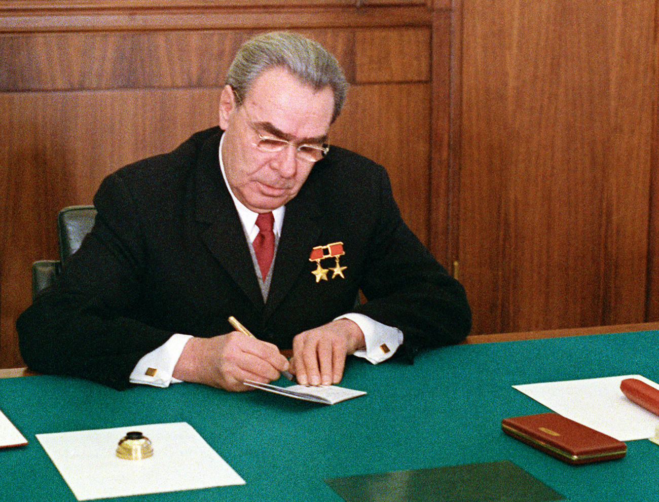 Leoníd Brêjnev, ao contrário de Khruschov, esquivou-se de discutir o legado de Stálin.