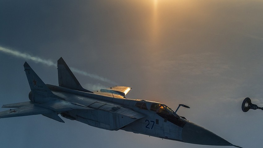 MiG-31 realiza el repostaje en vuelo en el cielo de Kamchatka